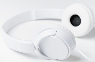 Why Do Gamers Prefer Over-Ear Headphones for Long Gaming Sessions?